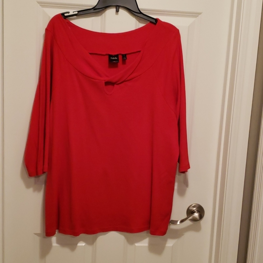 Red 3/4 sleeve top w/ twist/keyhole neck